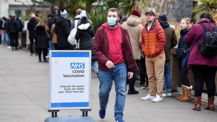 Proč je omikron zřejmě mírnější? Méně napadá plíce a snáz krk, naznačují studie; Zdroj foto: Reuters