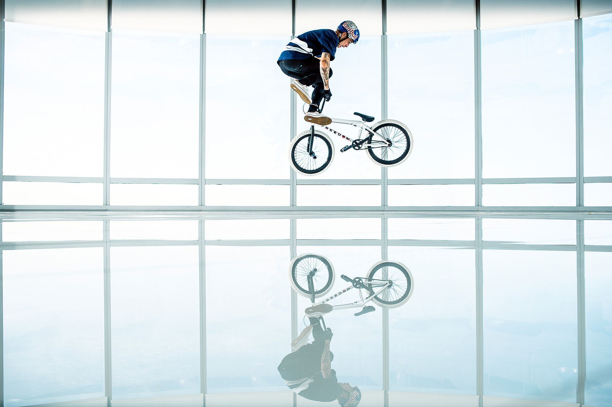 Biker Kriss Kyle seskakuje z vrtulníku na střechu hotelu Burž al Arab