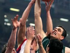 Zápas hráčů klubů Tau Ceramica Vitoria (v bílém) a Panathinaikosu Atény ve čtvrtfinále basketbalové Euroligy.
