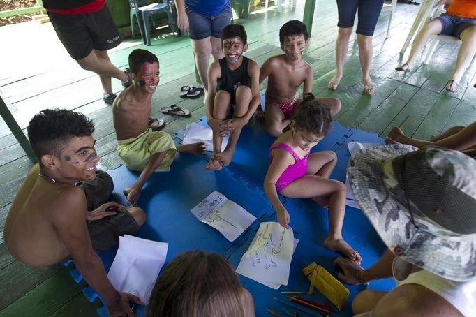 Children with disabilities receive instructions before attending a "Bototherapy" session at Arau River in Amazon August 22, 2012. The "Bototherapy", a "Rolfing" therapeutic practice assisted by river dolphins, was developed by Igor Andrade, a physiotherapist, and the treatment is free for children with disabilities or disorders from low income families. Picture taken August 22, 2012. REUTERS/Bruno Kelly (BRAZIL - Tags: SOCIETY HEALTH) Published: Srp. 28, 2012, 1:44 dop.