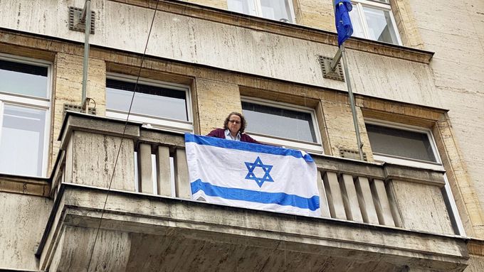 Starostka Terezie Radoměřská vrací zpět Izraelskou vlajku.