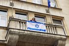 Aktivisté vyvěsili vlajku Palestiny na budovu Prahy 1, poslali falešnou zprávu