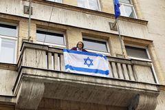 Aktivisté vyvěsili vlajku Palestiny na budovu Prahy 1, poslali falešnou zprávu