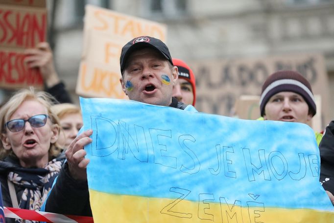 Záběry z pražské demonstrace na Václavském náměstí na podporu napadené Ukrajině.