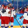 České hokejisty slaví branku Terezy Vanišové v zápase se Švédskem