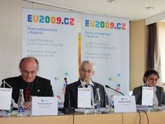 Ministr v demisi Michael Kocáb a eurokomisař Vladimír Špidla na dnešní tiskové konferenci