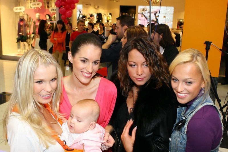 Europark - Romana Jákl Vítová s dcerou Sofií, Renata Langmannová, Agáta Hanychová a Lucie Váchová