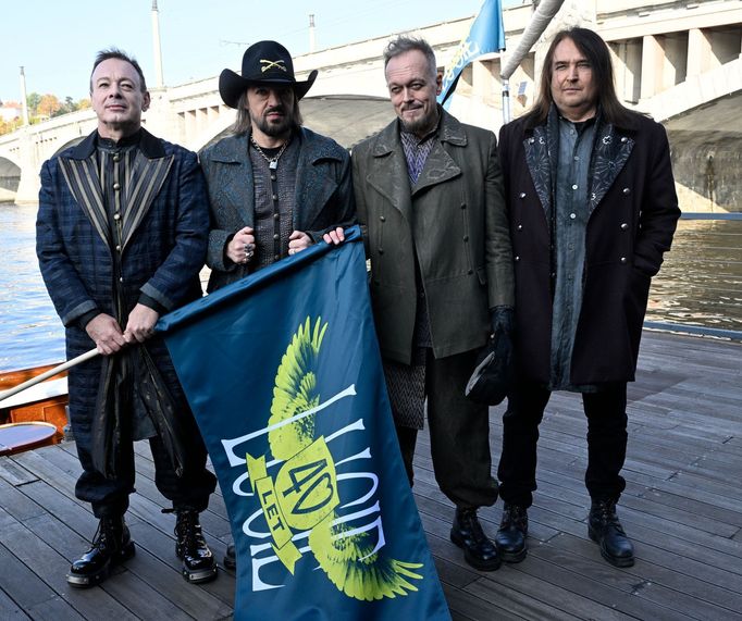 Skupinu Lucie tvoří klávesista Michal Dvořák, kytarista Robert Kodym, zpěvák Viktor Dyk a baskytarista P.B.CH.