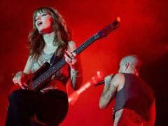 Baskytaristka Victoria de Angelis a zpěvák Damiano David při koncertu Måneskin v newyorské Madison Square Garden.