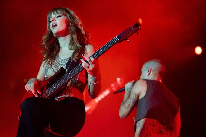 Baskytaristka Victoria de Angelis a zpěvák Damiano David při koncertu Måneskin v newyorské Madison Square Garden.