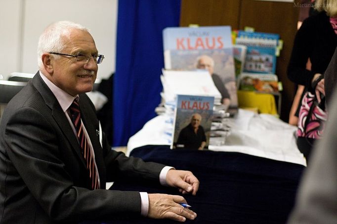 Václav Klaus při autogramiádě na 20. knižním veletrhu v Havlíčkově Brodě.