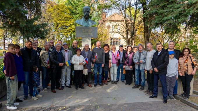 V Užhorodu u pomníku TGM, kde byli v úterý Petr Fiala s Denysem Šmyhalem, se pravidelně slaví české státní svátky. (Foto z 28. 10. 2024)