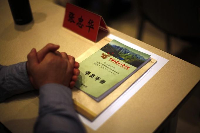 A Chinese communist leader attends a class at a communist party school called China's Executive Leadership Academy of Jinggangshan, in Jiangxi province, September 20, 2012. With China's economy slowing and public scrutiny of officials on the rise via social media, the party is likely to endorse deepening its training push when Hu passes the baton to new leaders at the 18th Party Congress, which is expected to be held as early as next month. China's cadre training system is run out of academies across the country, some focusing on practical aspects of 21st century communism such as handling the media and management skills, including role-play scenarios on how to manage a variety of crises from mass protests to train crashes. Picture taken September 20, 2012. REUTERS/Carlos Barria (CHINAPOLITICS - Tags: POLITICS SOCIETY) Published: Zář. 25, 2012, 9 odp.