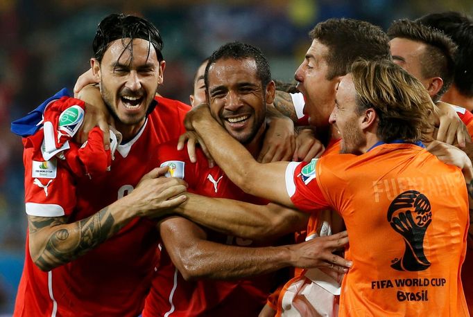 Chile's Jean Beausejour (2nd L) celebrates with his teammates after scoring against Australia during their 2014 World Cup Group B soccer match at the Pantanal arena in Cu