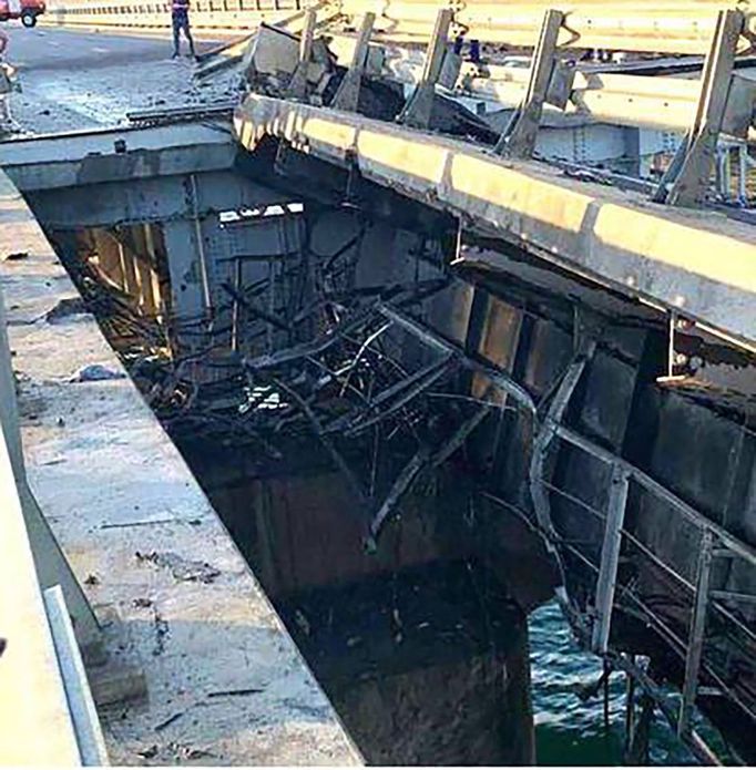 Krymský most spojující Rusko s anektovaným Krymem poškodil výbuch. Za útokem pravděpodobně stojí Ukrajina.