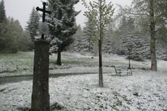 Zima dorazila do Krkonoš. Hřebeny zakryl sníh a mlha