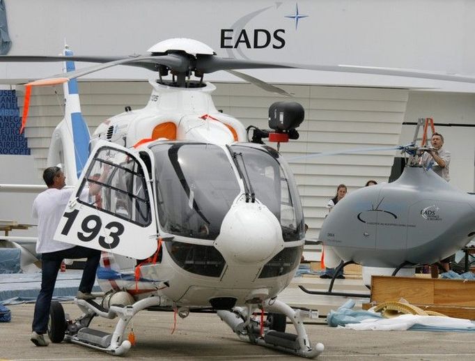 Ještě před otevřením bran letecké výstavy v Le Bourget připravují pracovníci helikoptéru Eurocopter C135.