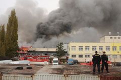 Hasiči už dostali požár libušské tržnice pod kontrolu