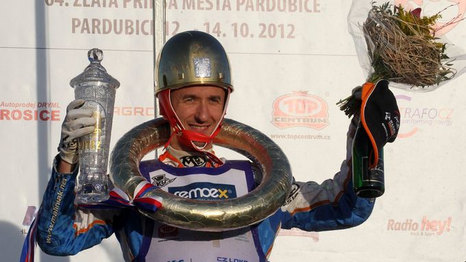 Zlatá přilba je mezi jezdci ceněná trofej. Obhajovat ji přijede také Polák Grzegorz Walasek, vítěz z roku 2012.