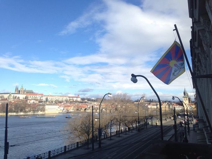 Tibetské vlajky na FAMU.