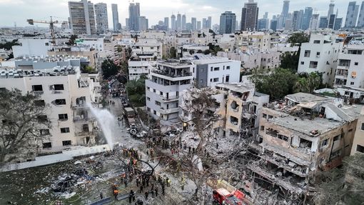Poškozená budova po raketovém útoku Íránu na Izrael, Tel Aviv.