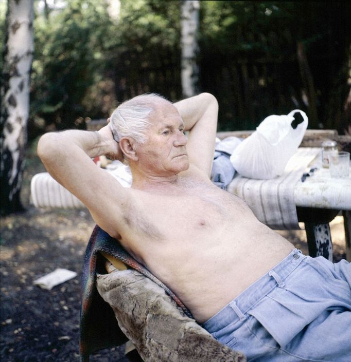 Spisovatel Bohumil Hrabal na své chalupě v Kersku, 90.léta