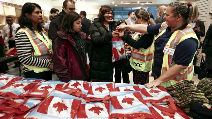 První syrští uprchlíci po příletu do Kanady.