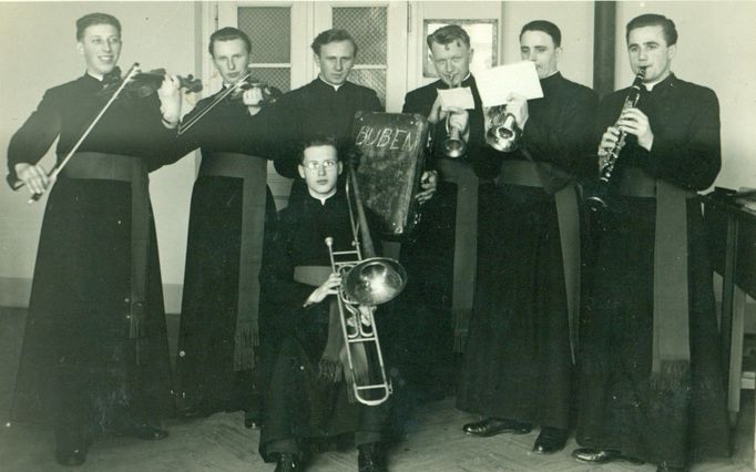Jan Zmrhal v době bohosloveckých studií v Hradci Králové jako "bubeník" seminární kapely.