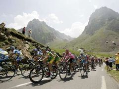 Přes zatím zaledněné Pyreneje vede i cyklistický závod Tour de France.