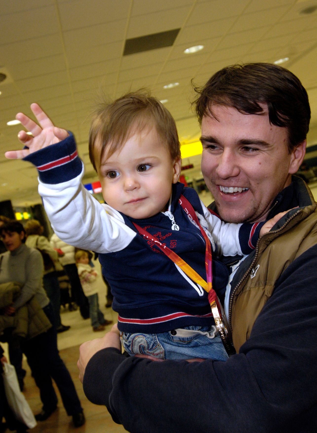 Marek Židlický se synem Adamem po návratu z Turína 2006