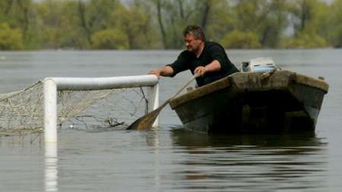 Fotbalové hřiště nedaleko srbského Bělehradu, které zaplavil rozvodněný Dunaj.