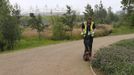 A landscape gardener works at the Olympic Park in Stratford, the location of the London 2012 Olympic Games, in east London July 18, 2012. REUTERS/Suzanne Plunkett (BRITAIN - Tags: SPORT OLYMPICS) Published: Čec. 18, 2012, 2:29 odp.