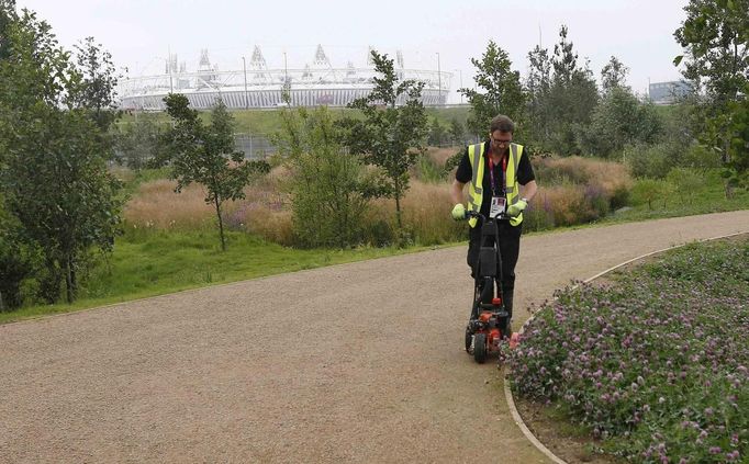 A landscape gardener works at the Olympic Park in Stratford, the location of the London 2012 Olympic Games, in east London July 18, 2012. REUTERS/Suzanne Plunkett (BRITAIN - Tags: SPORT OLYMPICS) Published: Čec. 18, 2012, 2:29 odp.