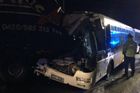 V Počernicích se srazil autobus s nákladním autem, šest lidí je zraněných