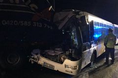V Počernicích se srazil autobus s nákladním autem, šest lidí je zraněných