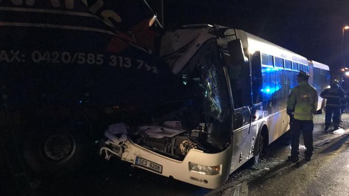 Nehoda autobusu a nákladního auta v Počernicích si vyžádala 6 zraněných