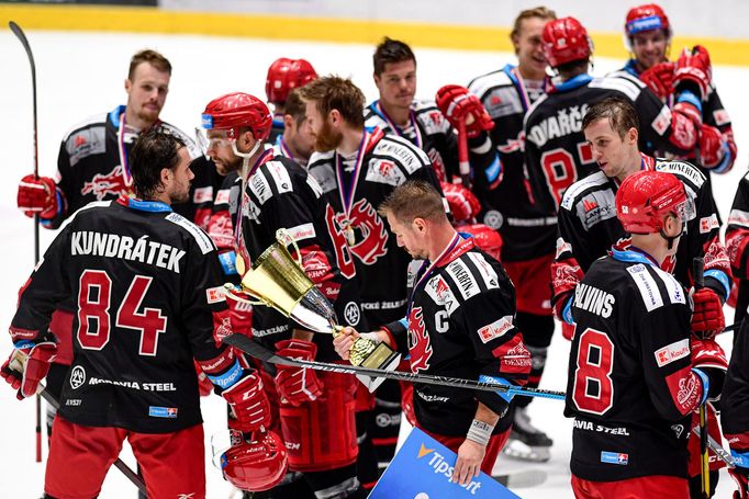 Generali Česká Cup 2020: Třinečtí hokejisté slaví zisk poháru na ledě Pardubic.