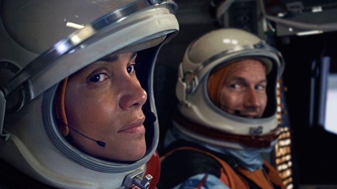 Halle Berry (vlevo) předloni ztvárnila bývalou astronautku ve sci-fi filmu Moonfall, který promítala také česká kina.