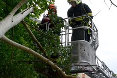 Přívalový déšť zaměstnal hasiče, varování před bouřkami platí do pátečního rána