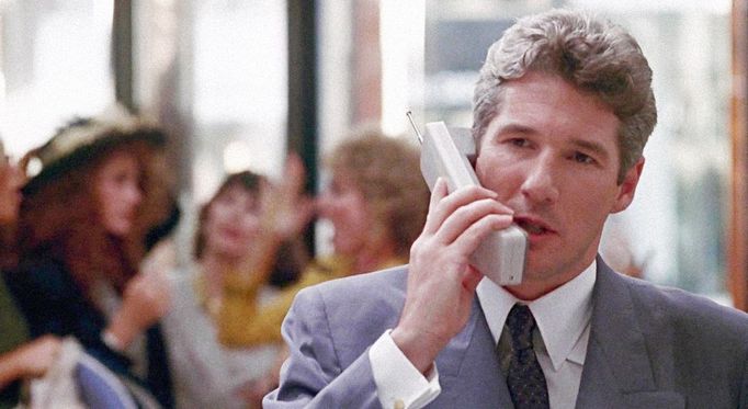 Scéna zachycující užití mobilního telefonu v americkém filmu Pretty Woman z roku 1990.