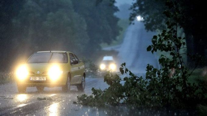 Více než hodinová bouře s prudkými nárazy větru a kroupami způsobila 6. července na Vysočině velké problémy v dopravě. Postihly i hlavní silnici z Pelhřimova do Tábora, n