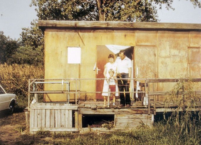 Rekreační ubytování se v létě často v komunistickém bloku realizovalo ve skromných podmínkách. Lokace neuvedena (pravděpodobně Maďarsko), rok 1983