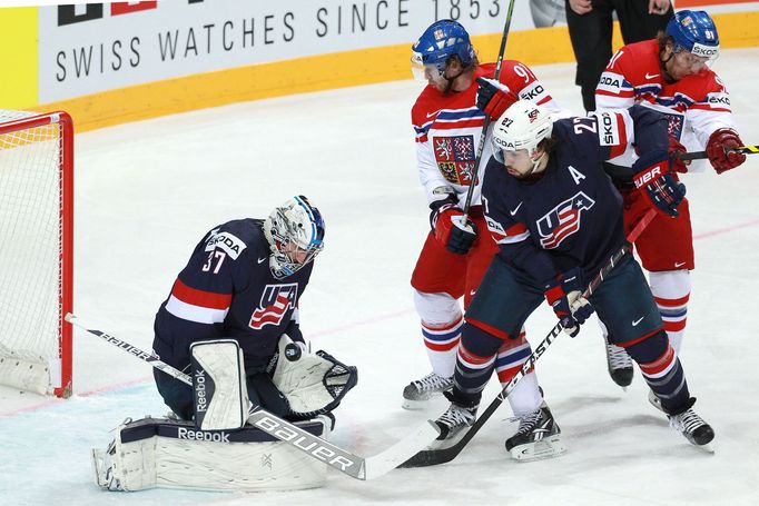 MS 2015, Česko-USA: Jakub Voráček - Connor Hellebuyck a Justin Faulk (27)