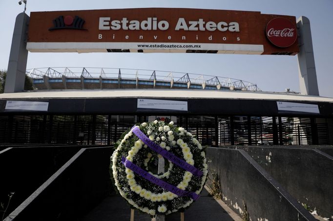 Fanoušci si připomínají památku zesnulého Diega Armanda Maradony (stadion La Azteca, Mexico City)