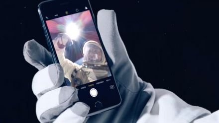 Dwayne Johnson spojil síly se společností Apple. Zastavil letadlo a udělal selfie z vesmíru