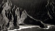 Pláž Honopu Beach na havajském ostrově Kauai. (Ukázka z výstavy Johna Wehrheima Paradise Lost v Domě U Kamenného zvonu v Praze).