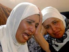 Dvě izraelské ženy arabského původu oplákávají smrt dětí, které v Nazaretu zabila raketa odpálená z Libanonu ozbrojenci Hizballáhu.