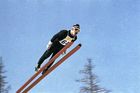 Na tomto snímku vidíte Rašku skákat na mistrovství světa v klasickém lyžování, které v roce 1970 hostilo Štrbské pleso ve Vysokých Tatrách.
