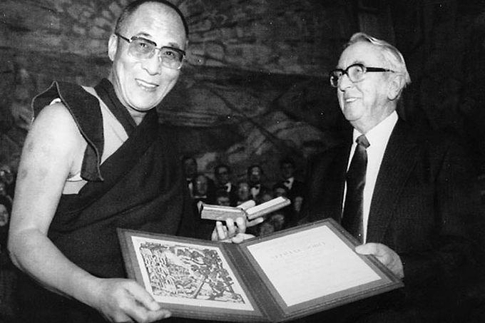 Jeho Svatost dalajlama obdržel v prosinci 1989 Nobelovu cenu míru.