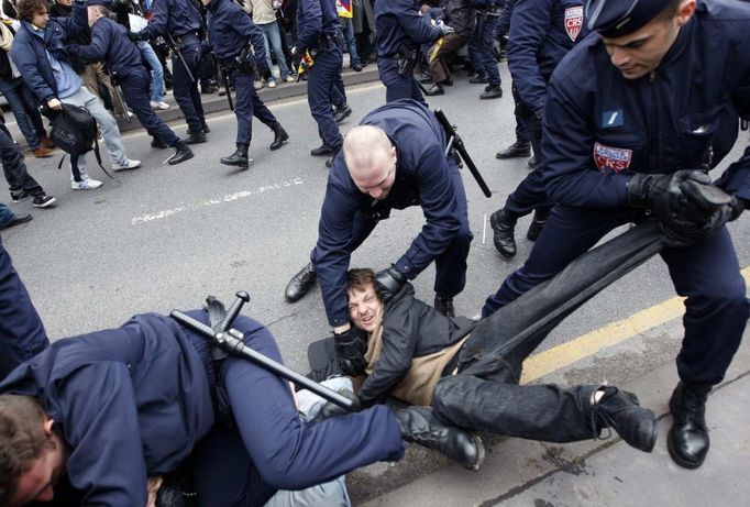 Policie zneškodňuje mladíka, který chtěl narušit slavnostní průvod.